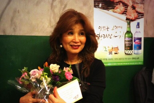 花束を受け取るグンソクのお母さん。写真＝チャン・グンソクのツイッターより