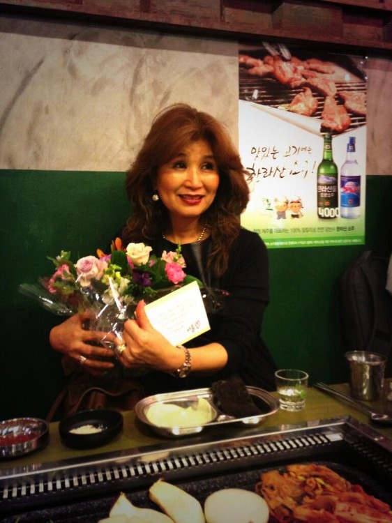 花束を受け取るグンソクのお母さん。写真＝チャン・グンソクのツイッターより
