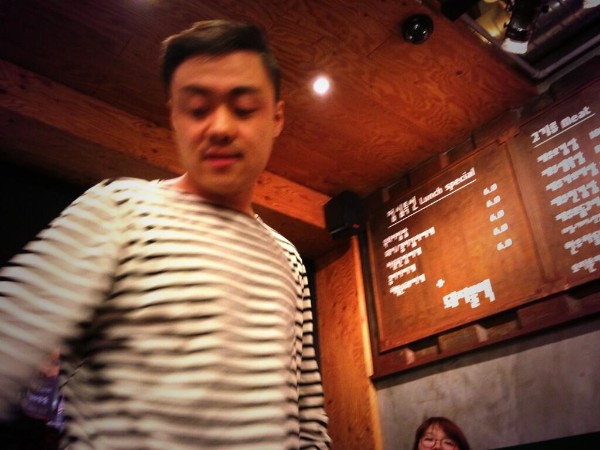 “爆弾酒に酔っぱらった”プ社長。写真＝チャン・グンソクのツイッターより