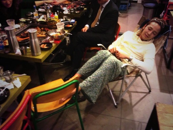 AP専用席でうたたねするグンソク。写真＝チャン・グンソクのツイッターより