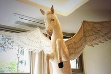 チャン・グンソクが大型のペガサスを部屋に飾った。写真＝グンソクのツイッター