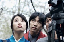 MBCドラマ『九家の書』のイ・スンギ、スジ、ユ・ヨンソク、イ・ユビがモニタリングチェックに没頭している姿が公開され目を引いている。写真=サムファネットワークス