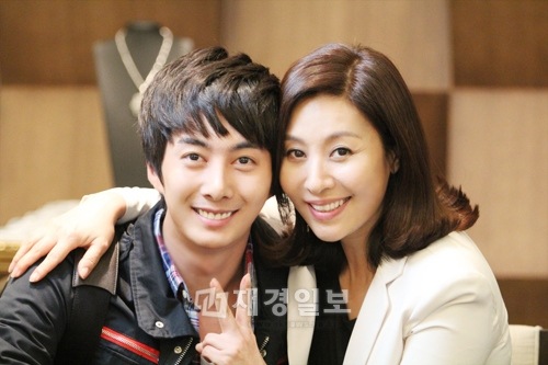 キム・ヒョンジュン（SS501マンネ）が、女優チェ・ミョンギルとのツーショット写真を公開した。