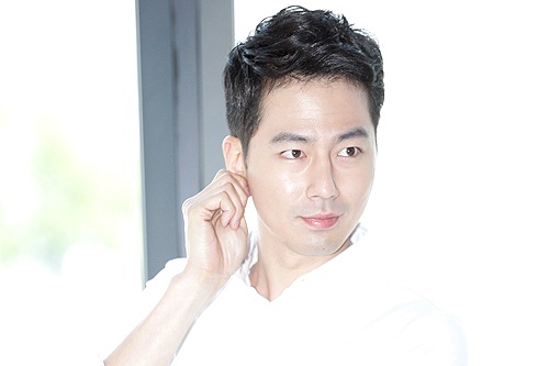 「夏休みに一緒に旅行したい芸能人」というアンケート調査で、俳優チョ・インソンとMiss Aスジがそれぞれ男女1位に選ばれた。