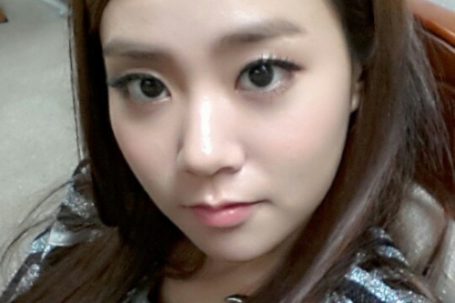 KARAのハン・スンヨンが、コンサートのステージ衣装姿のセルフショットを公開した。写真＝スンヨンのツイッターより