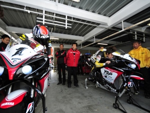 中須賀選手のYZF-R1にまたがり感触を確かめる若手選手(左が篠崎選手、右が野左根選手) 中須賀選手のYZF-R1にまたがり感触を確かめる若手選手(左が篠崎選手、右が野左根選手)
