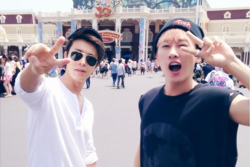 SUPER JUNIORウニョクがちょっと怪しげなミッキーマウスに変身した。写真＝ウニョクのツイッターより