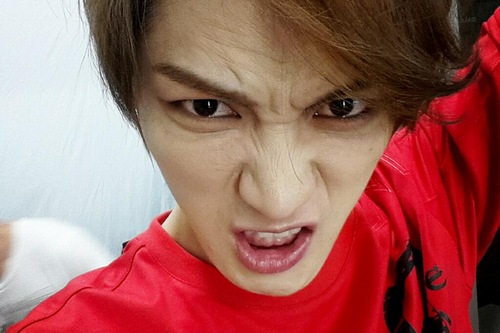 JYJのキム・ジェジュンが髪を逆立てて怒っている状態のセルフショットを公開した。写真＝ジェジュンのツイッターより