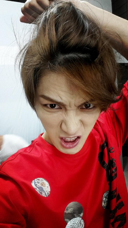 JYJのキム・ジェジュンが髪を逆立てて怒っている状態のセルフショットを公開した。写真＝ジェジュンのツイッターより