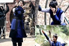 ドラマ『九家の書』のスジが、愛らしい笑顔とキュートなポーズで撮影現場を明るくしている。写真=サムファネットワークス