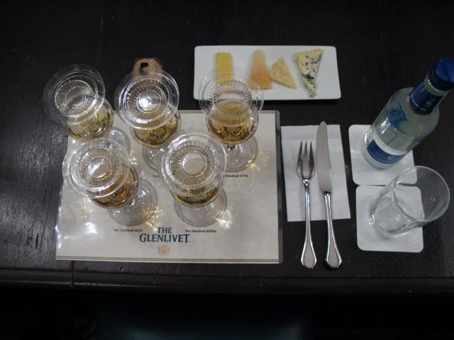 限定モルトと比較するために供されたグレンリベットのラインアップ。写真上段左から、The Glenlivet Nadurra、18yo、21yo、下段左から、25yo、そして謎のモルトウイスキーThe Glenlivet ALPHA。