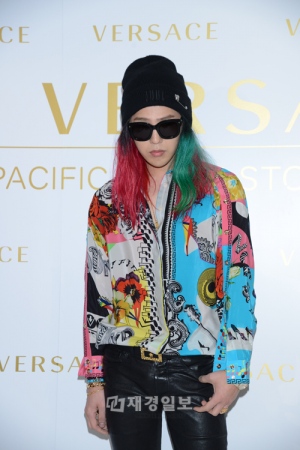 5月19日、BIGBANGのG-DRAGONが、香港ベルサーチのオープニングイベントに出席した。