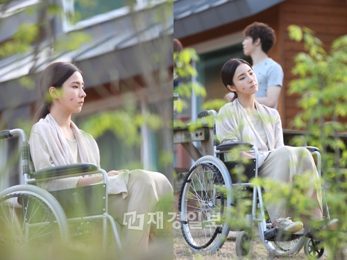 車椅子に乗ってぼんやりどこかを見つめているシン・セギョン。彼女こそまさに、今後の展開のカギを握っている人物だ。写真=ブリスメディア