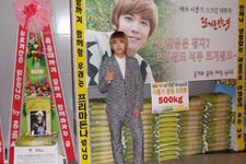 FTISLANDのイ・ホンギが、自身の初主演映画『フェニックス』（原題：熱いアンニョン）の制作報告会に贈られた、米と卵を寄付した。