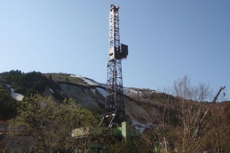 共同掘削調査を開始（中央は掘削用リグ）（写真：JFEエンジニアリング）
