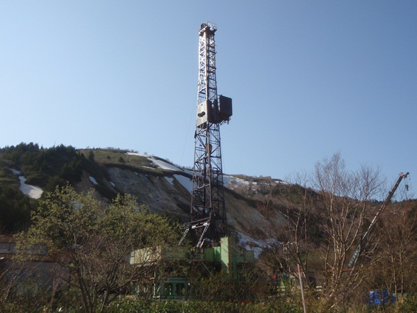 共同掘削調査を開始（中央は掘削用リグ）（写真：JFEエンジニアリング）