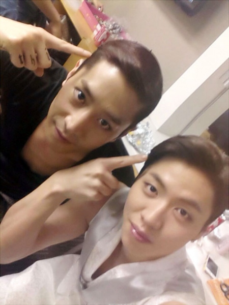 神話（SHINHWA）のエリックと100%のチャンヨンが“八二分けショット”を公開した。