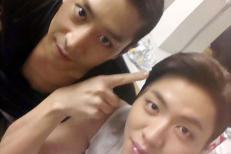 神話（SHINHWA）のエリックと100%のチャンヨンが“八二分けショット”を公開した。