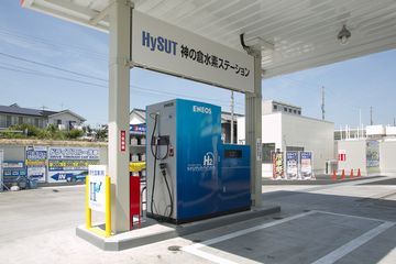 ガソリンスタンド計量機と並列設置された水素充填機（写真：JX日鉱日石エネルギー）