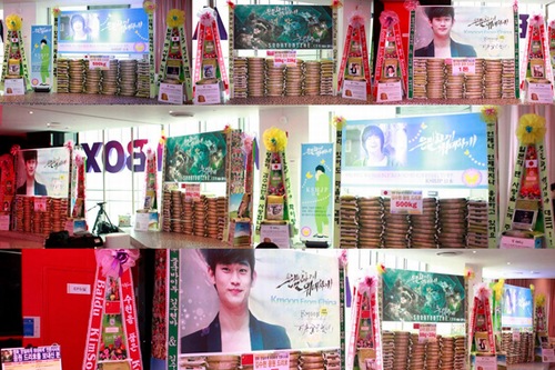 キム・スヒョンの中国と日本のファンが、映画『隠密に偉大に』の試写会に米花輪を送り彼を応援した。