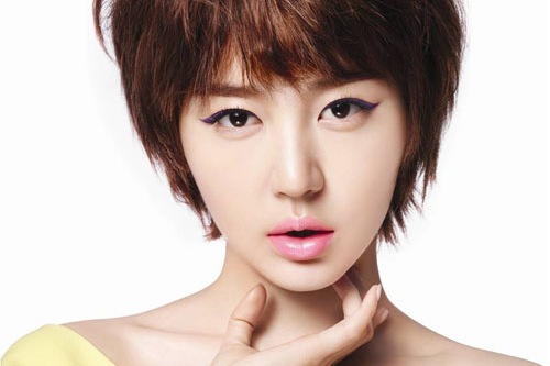 平年より早い夏入りを見込んで、“ビューティーアイコン”ユン・ウネが、メイクアップブランド「MAC」とともにサマーメイクを提案した。