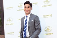 「Blooming Moments at COLOMBO」のイベントでSUPER JUNIORシウォンがスーツファッションを披露した。