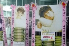 2AMのチョ・グォンが、ファンとともに“愛の米”を寄付した。