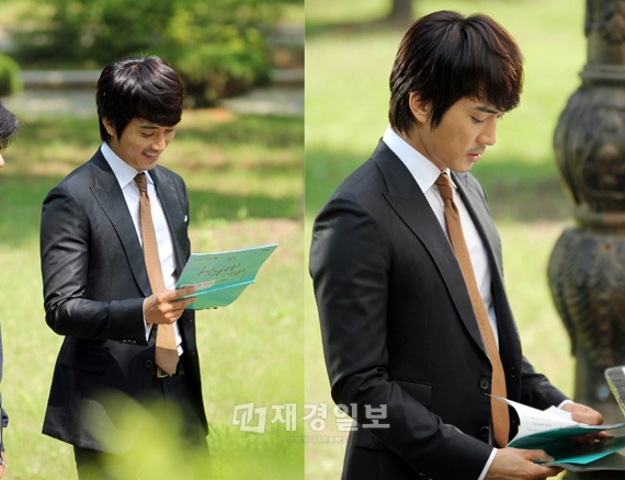 俳優ソン・スンホンの“台本集中”の姿が話題だ。写真=ブリスメディア