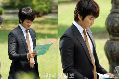 俳優ソン・スンホンの“台本集中”の姿が話題だ。写真=ブリスメディア