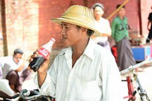60年ぶりに現地生産された「コカ・コーラ」を楽しむミャンマー国民（写真：コカ・コーラ）