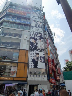 5日に日本1stアルバム『恋に落ちるとき』をリリースしたINFINITEのアルバム発売を知らせる屋外ビジョンや超大型看板が渋谷などで設置され、道行く人の視線を集めている。 5日に日本1stアルバム『恋に落ちるとき』をリリースしたINFINITEのアルバム発売を知らせる屋外ビジョンや超大型看板が渋谷などで設置され、道行く人の視線を集めている。