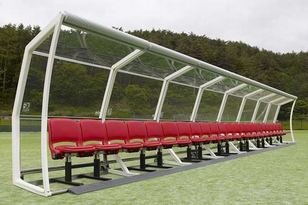 競技者用ベンチ向けガラスルーフ(写真:旭硝子) 競技者用ベンチ向けガラスルーフ(写真:旭硝子)