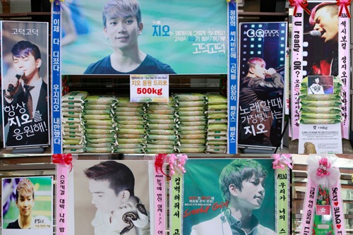 MBLAQジオの多国籍ファンが、MBLAQの5枚目ミニアルバム「Sexy Beat」のショーケースにドリーミー米花輪を送り、1年5カ月ぶりのカムバックを応援した。