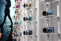 スマートフォンの普及によりコンパクトデジタルカメラの市場が今、大きな岐路に立たされている