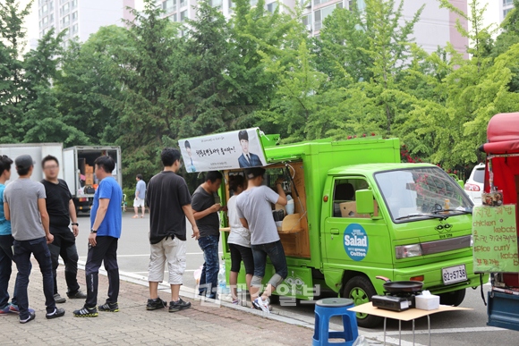 俳優ユン・サンヒョンが、ファンが差し入れとして用意してくれたケバブ屋台に満面の笑顔を見せた。