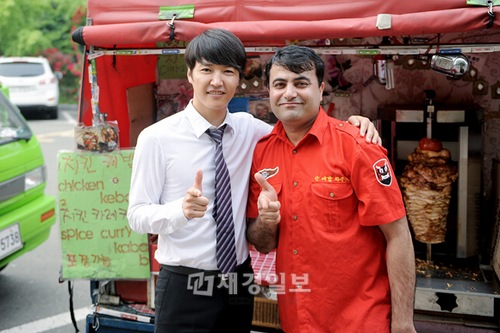俳優ユン・サンヒョンが、ファンが差し入れとして用意してくれたケバブ屋台に満面の笑顔を見せた。