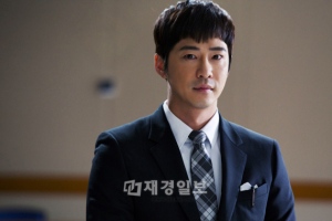 カン・ジファンが前所属事務所とのトラブル解決のため、韓国芸能マネージメント協会の賞罰調整倫理委員会を訪れた。 カン・ジファンが前所属事務所とのトラブル解決のため、韓国芸能マネージメント協会の賞罰調整倫理委員会を訪れた。