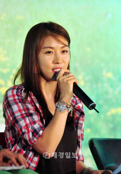 8日、ファッショングループ「ヒョンジ」の女性カジュアルブランド「クロコダイルレディー」が、専属モデルであるハ・ジウォンとともに“ヒーリングトークコンサート”を開催した。