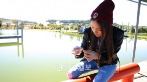 MBCミュージック『アメージングf(x)』で、ニュージーランドに旅立ったf(x)が、釣り、料理、農業に挑戦した。 MBCミュージック『アメージングf(x)』で、ニュージーランドに旅立ったf(x)が、釣り、料理、農業に挑戦した。