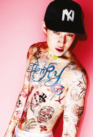 初ソロミニアルバム『Trap』をリリースしたSUPER JUNIOR-Mのヘンリーが、タイトルナンバー『Trap』の振付けでも話題を集めている。写真=SMエンターテインメント 初ソロミニアルバム『Trap』をリリースしたSUPER JUNIOR-Mのヘンリーが、タイトルナンバー『Trap』の振付けでも話題を集めている。写真=SMエンターテインメント