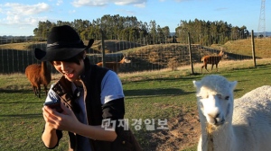 f(x)のエンバが、22年ぶりにニュージーランドで家族(?)との対面を果たした。 f(x)のエンバが、22年ぶりにニュージーランドで家族(?)との対面を果たした。