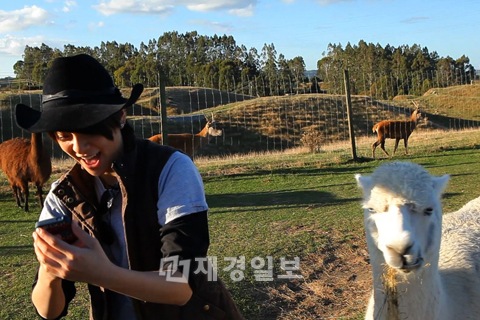 f(x)のエンバが、22年ぶりにニュージーランドで家族（？）との対面を果たした。