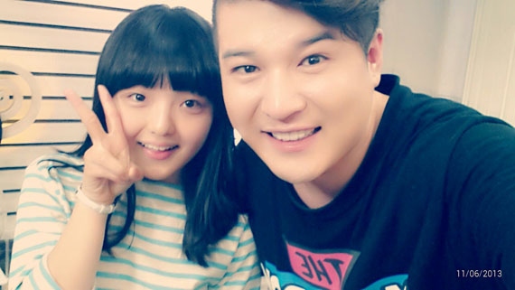 子役俳優ソ・シネがSUPER JUNIORメンバーのシンドンとのサプライズなオフショットを公開した。