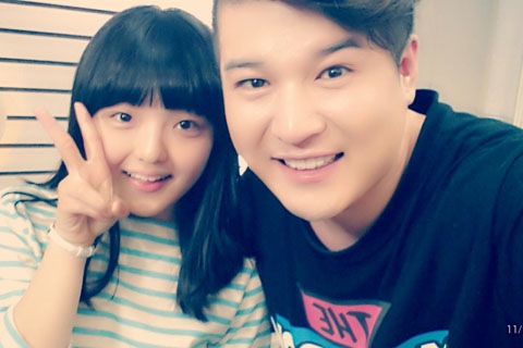 子役俳優ソ・シネがSUPER JUNIORメンバーのシンドンとのサプライズなオフショットを公開した。