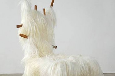 椅子がファーで覆われる！フェンディがフェルナンド&ウンベルト・カンパーナと特注ファニチャー制作