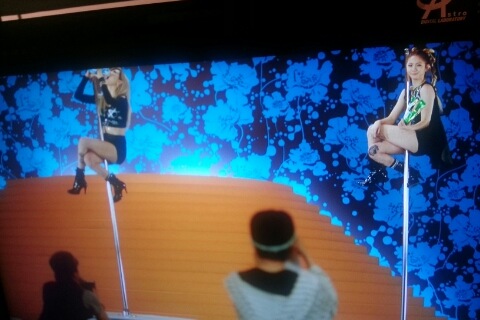 AFTERSCHOOLのジョンアとカウンが、ミュージックビデオ撮影中にポールの上でお菓子を食べている写真が公開され話題となっている。