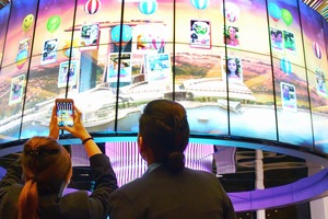 LGエレクトロニクスが、47型デジタルサイネージ64台を連結させたメディアオブジェ「ソーシャルツリー(Social Tree)」をシンガポールのチャンギ空港に設置した。