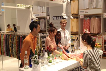 ユニクロ銀座店に「ステテコ＆リラコ BAR」登場！約250種のステテコとリラコが一堂に揃うトンネルも