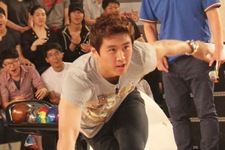 サッカー選手のク・ジャチョルがサッカーボールの代わりにボウリングボールを手にした。