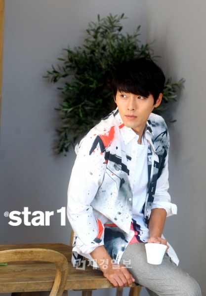 2012年12月に除隊したヒョンビンが、海兵隊司令部で行われた除隊式で涙を流した理由と秘話を打ち明けた。写真＝「@star1」7月号